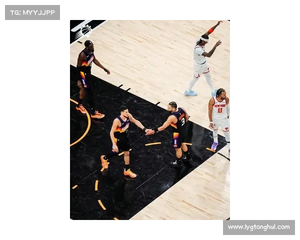 布克与队友默契配合助力太阳队崛起 展现出色团队精神与战术执行力